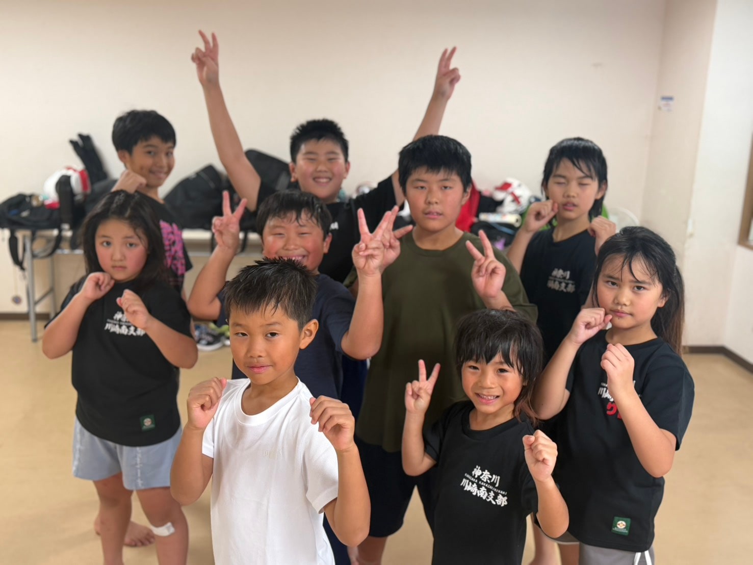稽古後に集合写真を撮る生徒たち