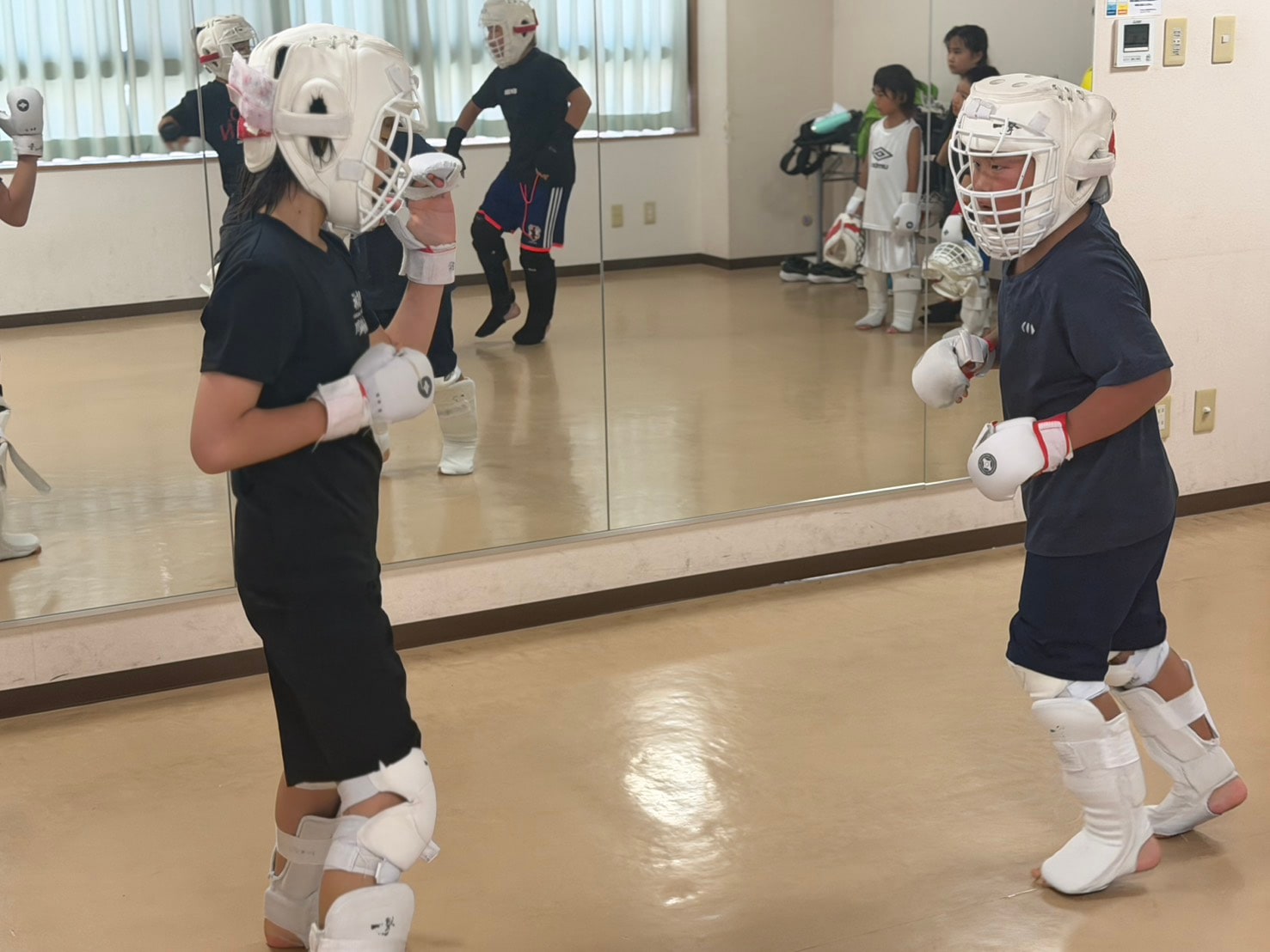 組手稽古で向き合う生徒たち2