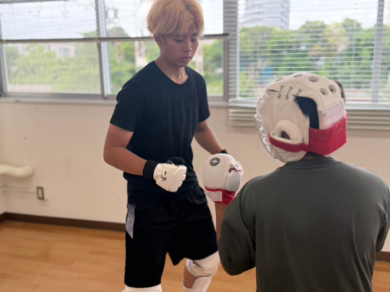 先輩が後輩に組手指導をしている様子