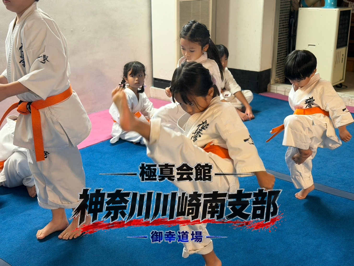 審査合格者と生徒たちの記念撮影
