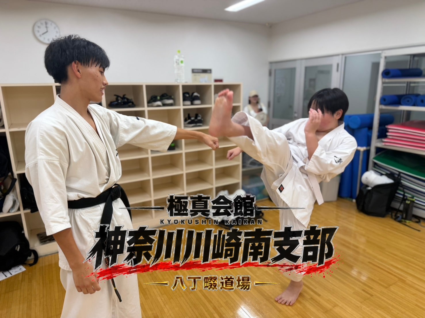 ペアで蹴りの軌道を確認する道場生