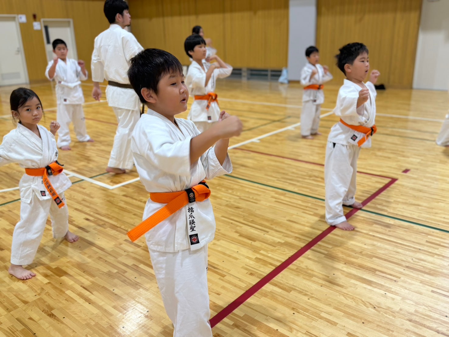 合宿2日目朝稽古 オレンジ帯の道場生が突きを放つ