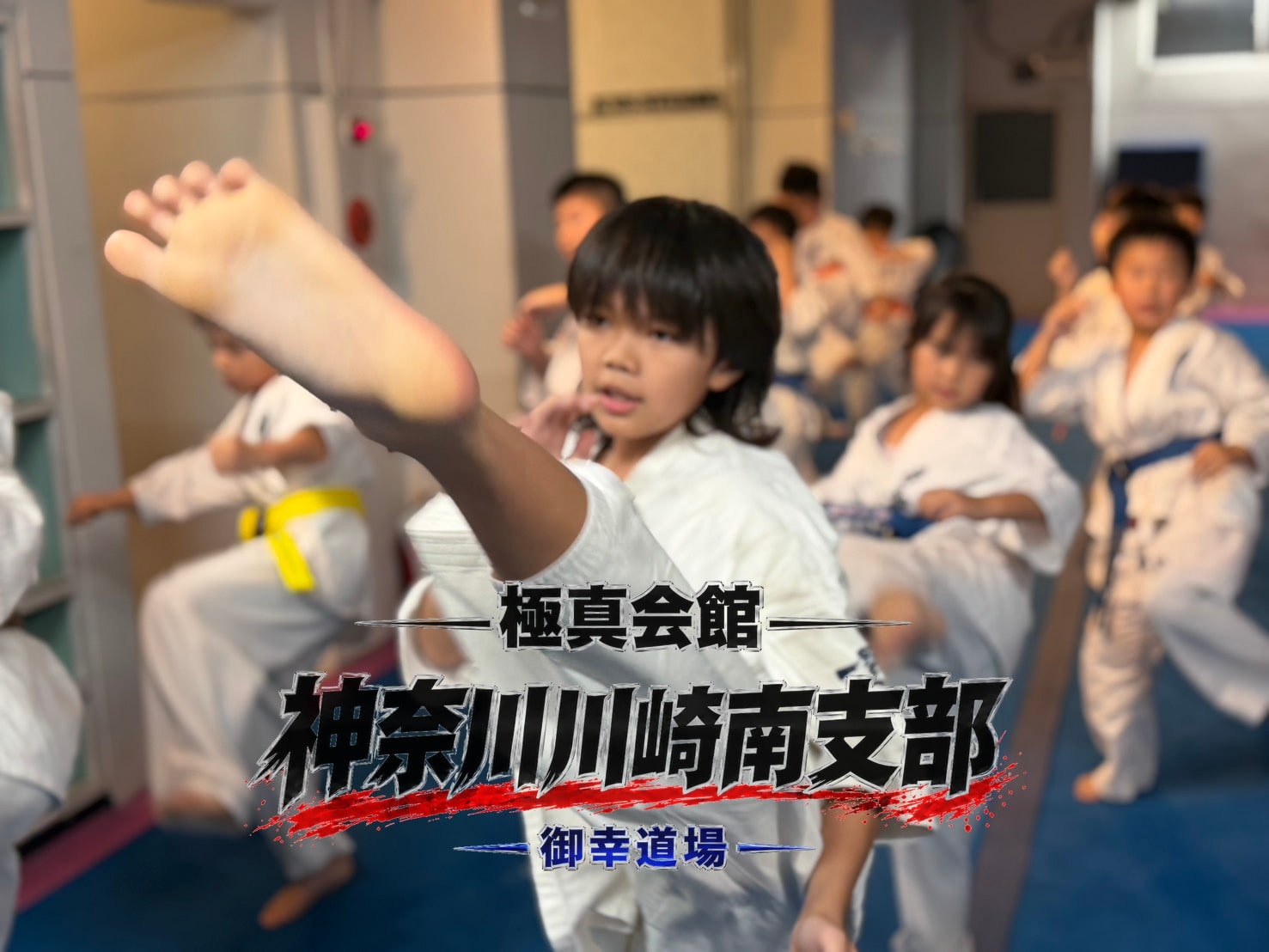 組手稽古で向き合う生徒たち