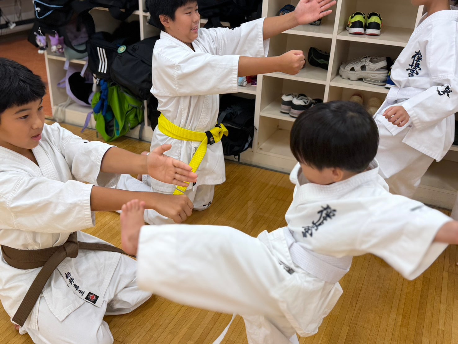 稽古の合間に座って休憩する生徒たちの和やかな様子