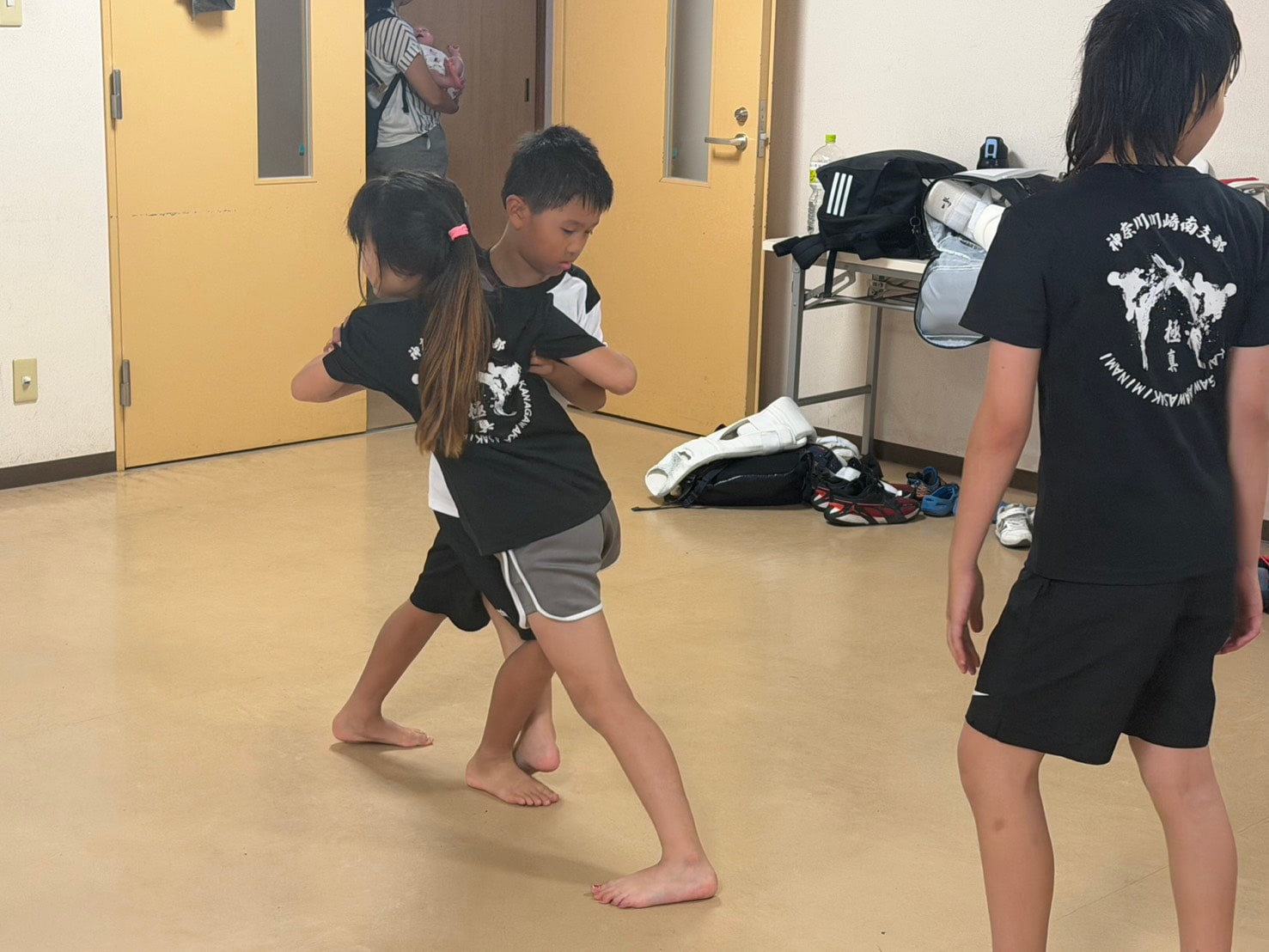 組手稽古で向き合う生徒たち3