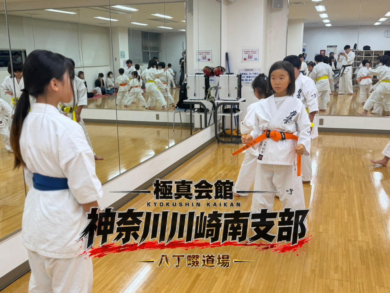 先輩が後輩に丁寧に向き合い指導している