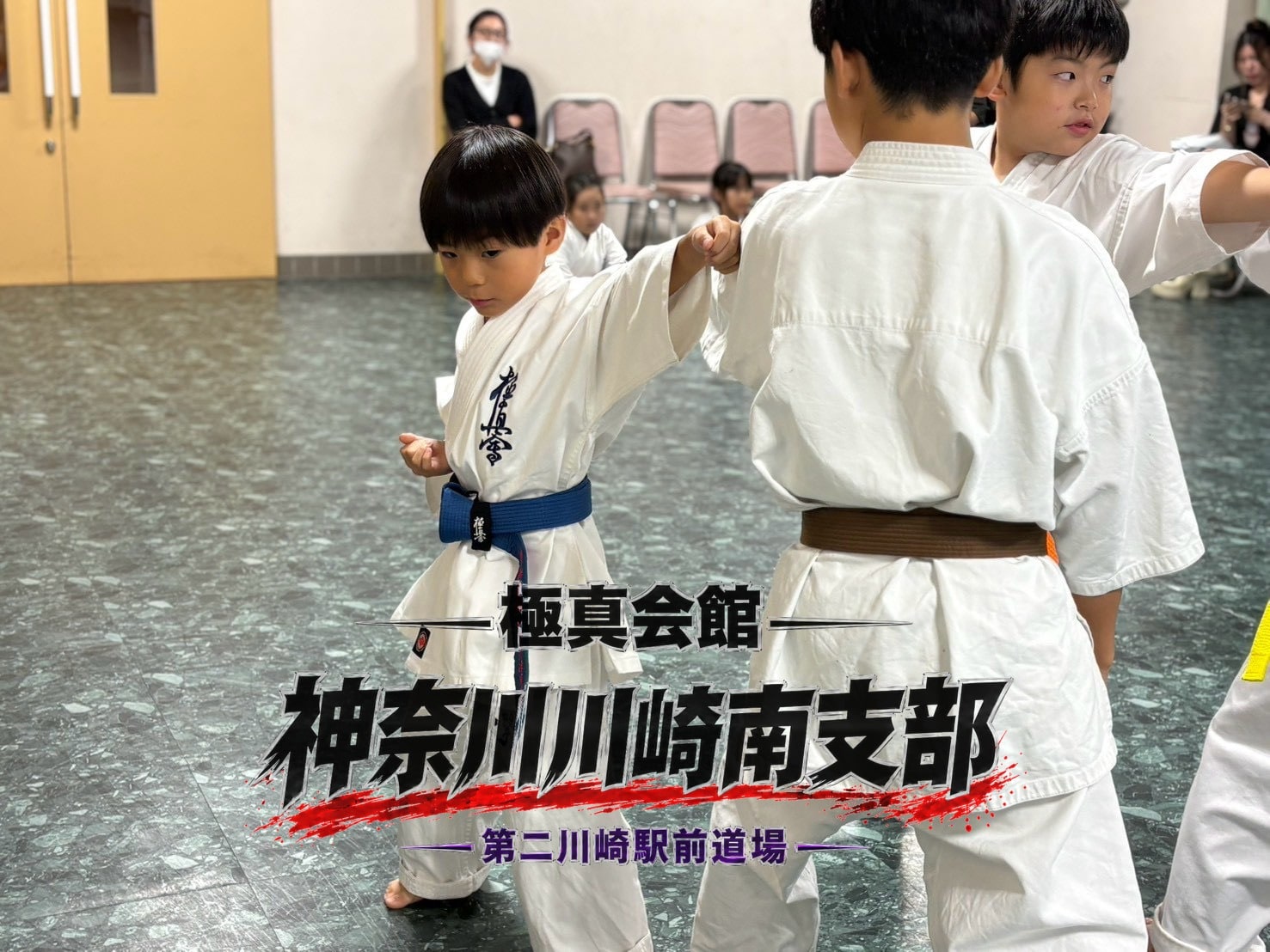 正座・黙想で整列する道場生たち