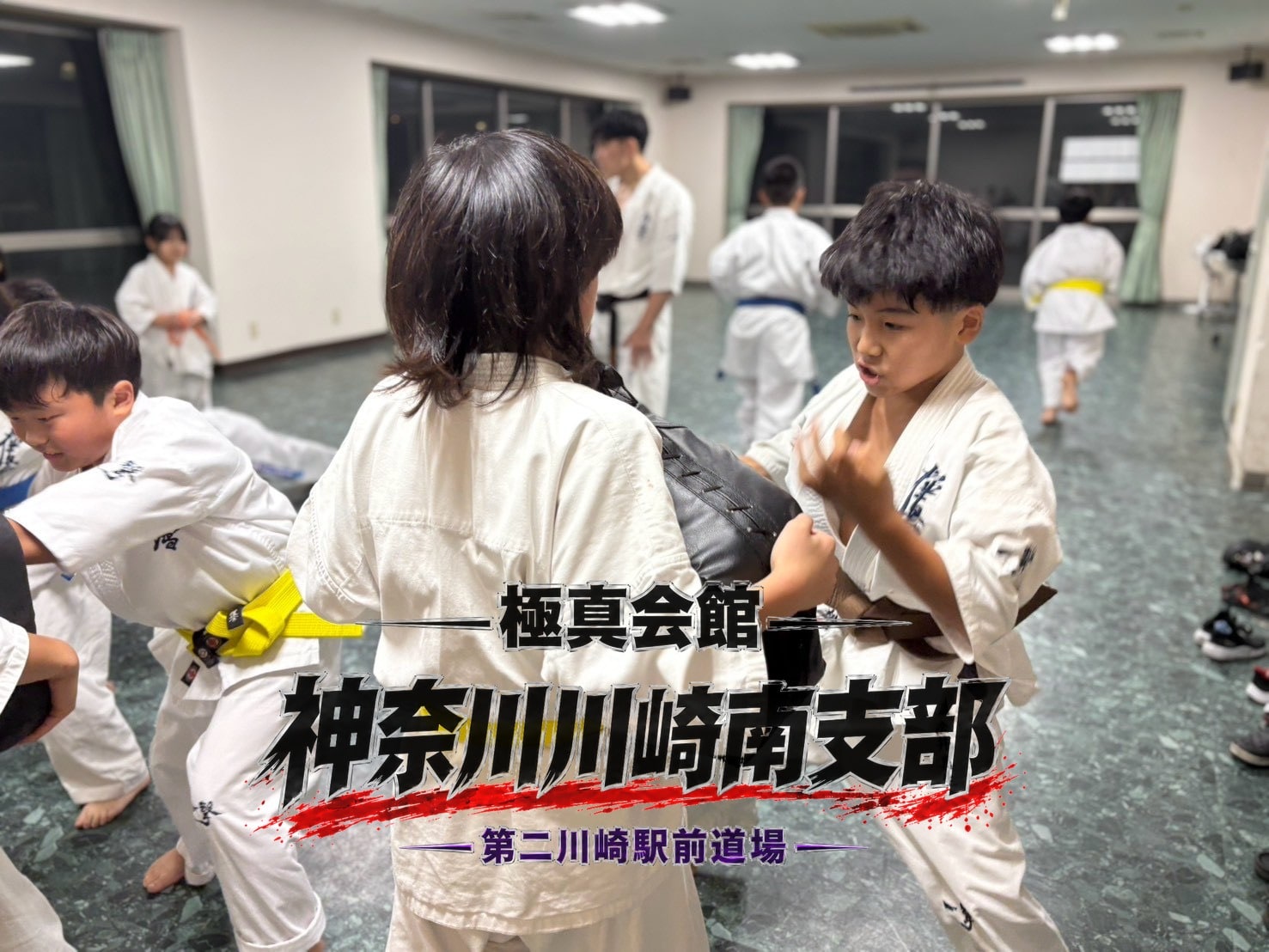 道場生同士でミット稽古をする様子