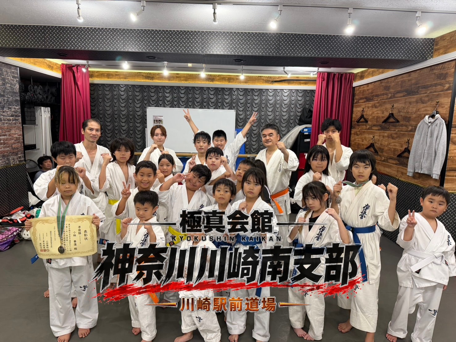 大会入賞者を囲んで全員で記念撮影