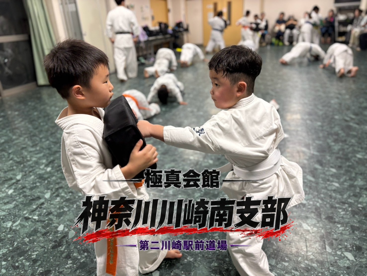 正拳突きをミットに打ち込むミット稽古