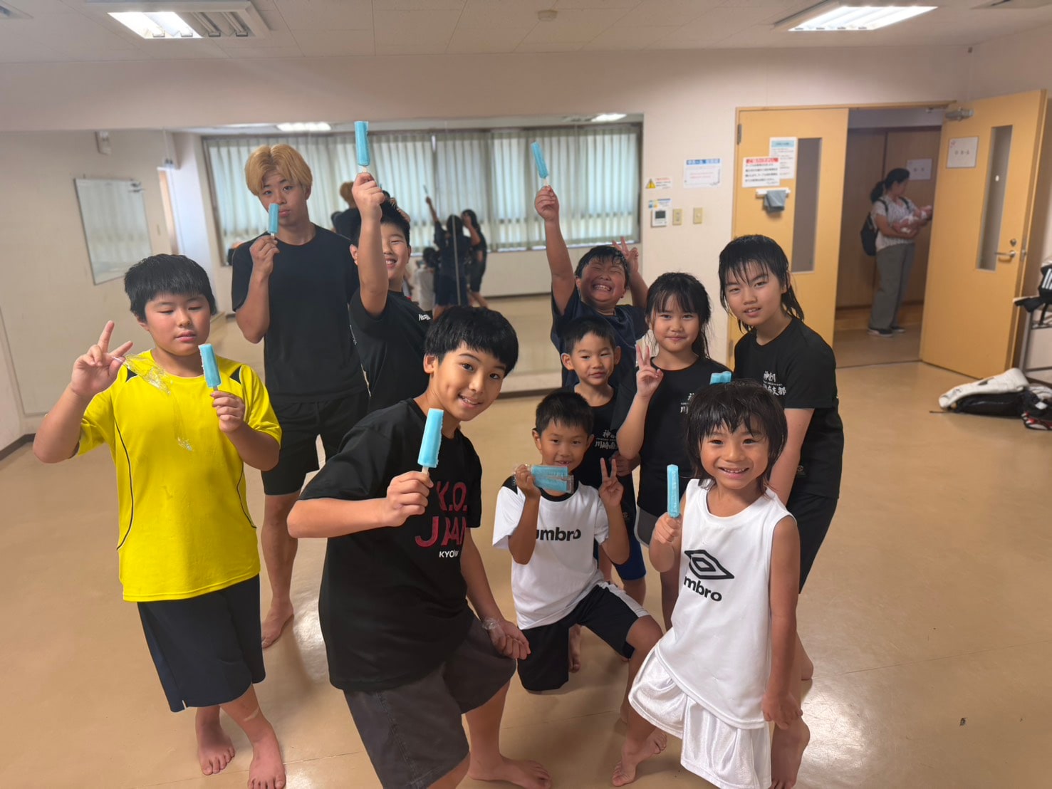 稽古後のアイスタイムで笑顔の子どもたち