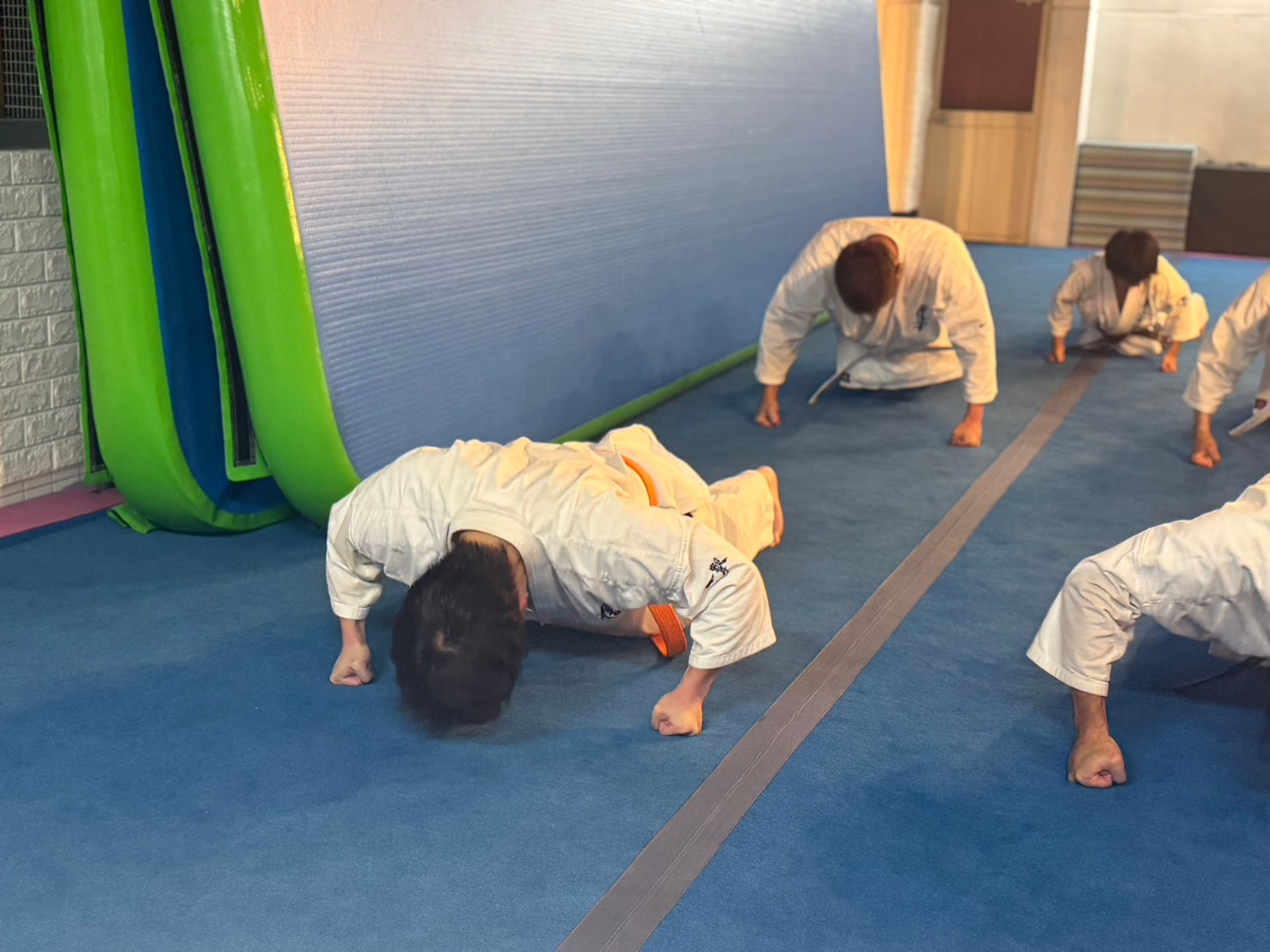 審査会で補強稽古に取り組む道場生たち