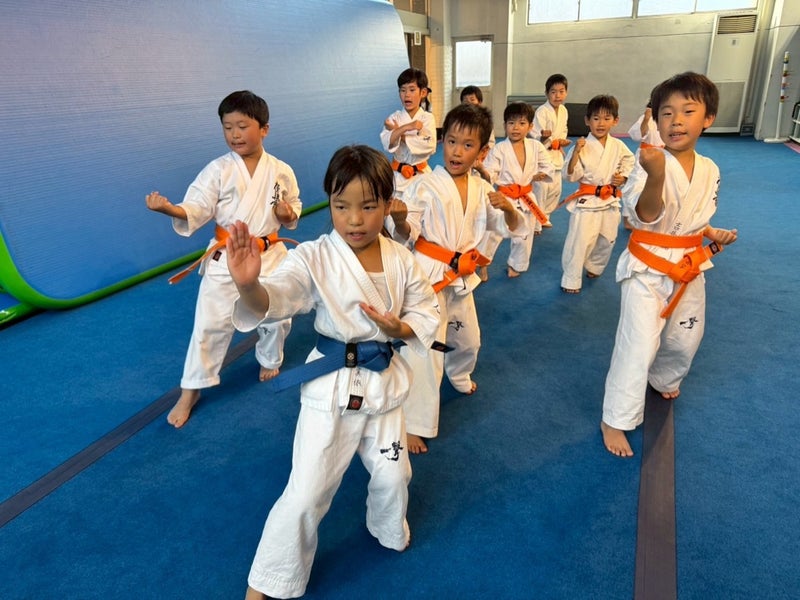 幼年少年少女クラスが取り組む型稽古|御幸道場(幸区)