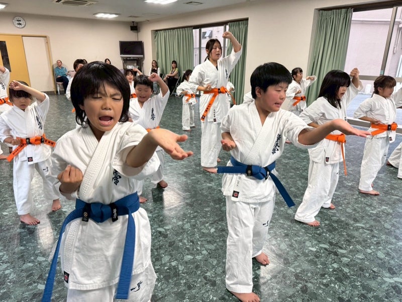 正拳突きに励む幼年少年少女クラスの道場生｜第二川崎駅前道場（川崎区）