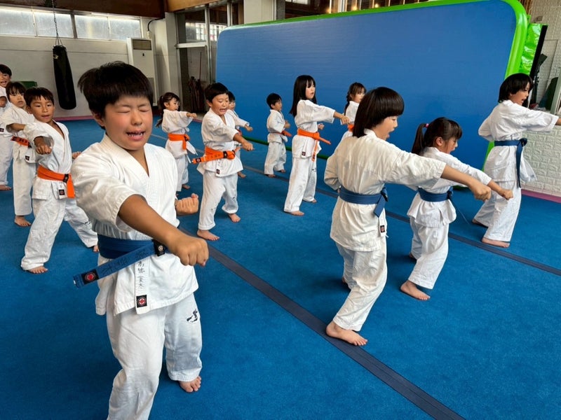 御幸道場(幸区)での幼年少年少女クラスの正拳突きシーン