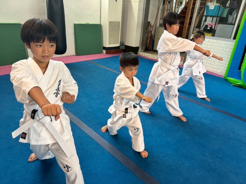 正拳突きに励む幼年少年少女クラスの道場生|御幸道場(幸区)
