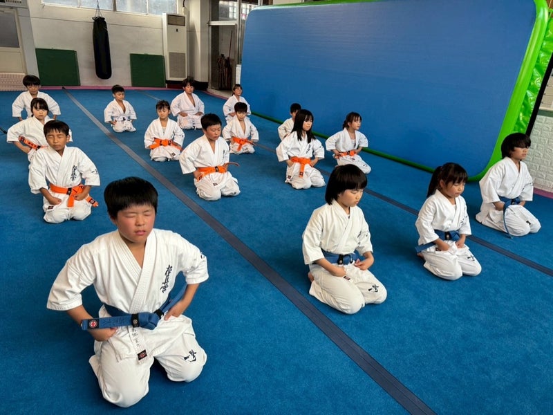 御幸道場(幸区)の幼年少年少女クラスでの正拳突きの様子