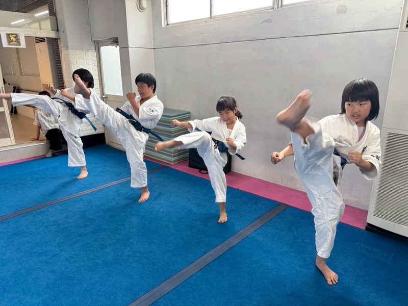 御幸道場(幸区)にて行われた幼年少年少女クラスの正拳突き写真