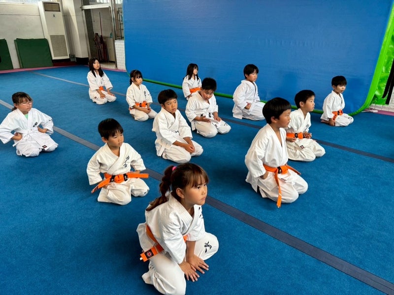 初めての正拳突きに挑戦する幼年少年少女クラス|御幸道場(幸区)