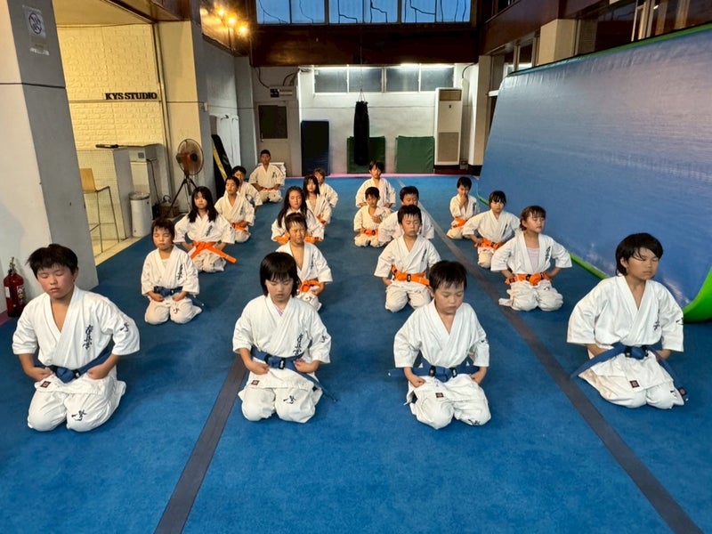 スパーリングに励む幼年少年少女クラスの道場生|御幸道場(幸区)