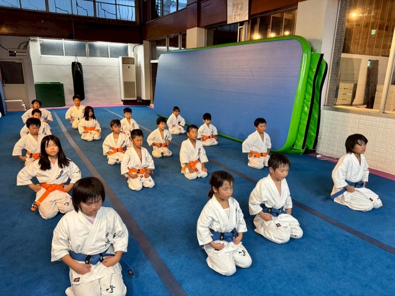 御幸道場（幸区）にて行われた幼年少年少女クラスのミット稽古写真