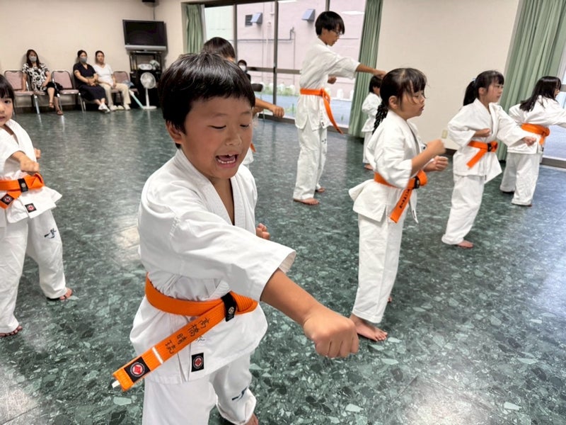第二川崎駅前道場(川崎区)にて行われた幼年少年少女クラスの正拳突き写真