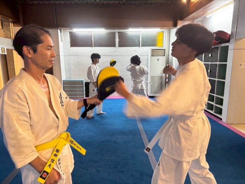 御幸道場(幸区)の一般クラスでの型稽古の様子