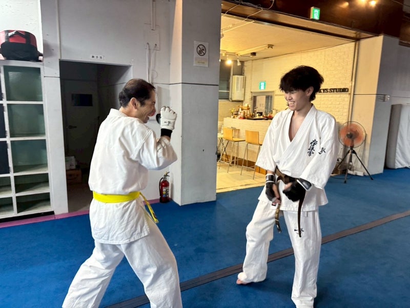 御幸道場(幸区)の一般クラスでの型稽古の様子