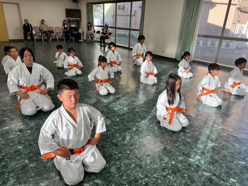 第二川崎駅前道場(川崎区)の幼年少年少女クラスでの正拳突きの様子