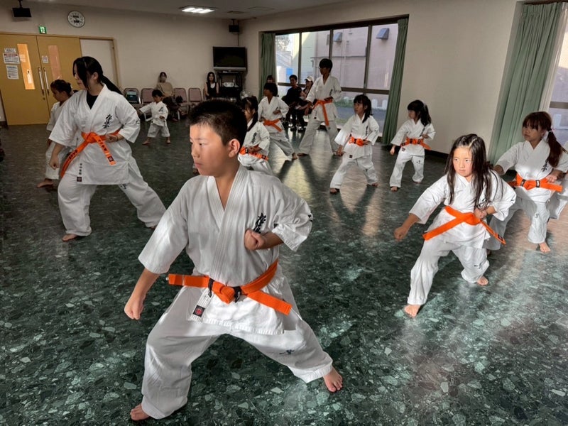 第二川崎駅前道場(川崎区)にて行われた幼年少年少女クラスの正拳突き写真