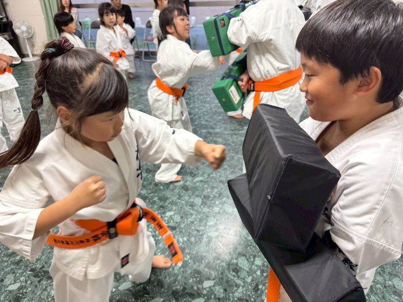 第二川崎駅前道場(川崎区)の幼年少年少女クラスでのミット稽古の様子