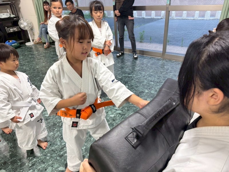 第二川崎駅前道場(川崎区)の幼年少年少女クラスでのミット稽古の様子