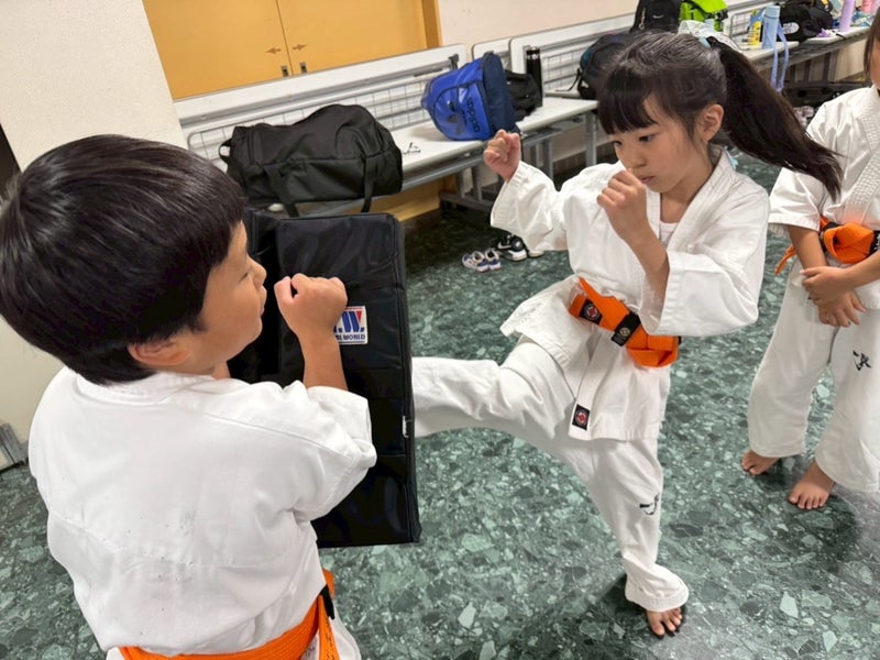 第二川崎駅前道場(川崎区)の幼年少年少女クラスでのミット稽古の様子