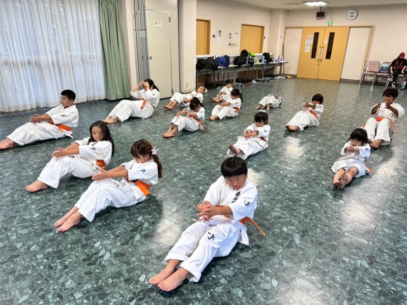 第二川崎駅前道場(川崎区)の幼年少年少女クラスでのミット稽古の様子