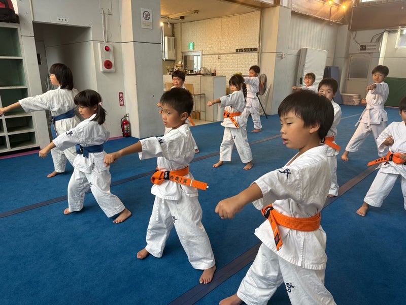 御幸道場（幸区）にて行われた幼年少年少女クラスの正拳突き写真