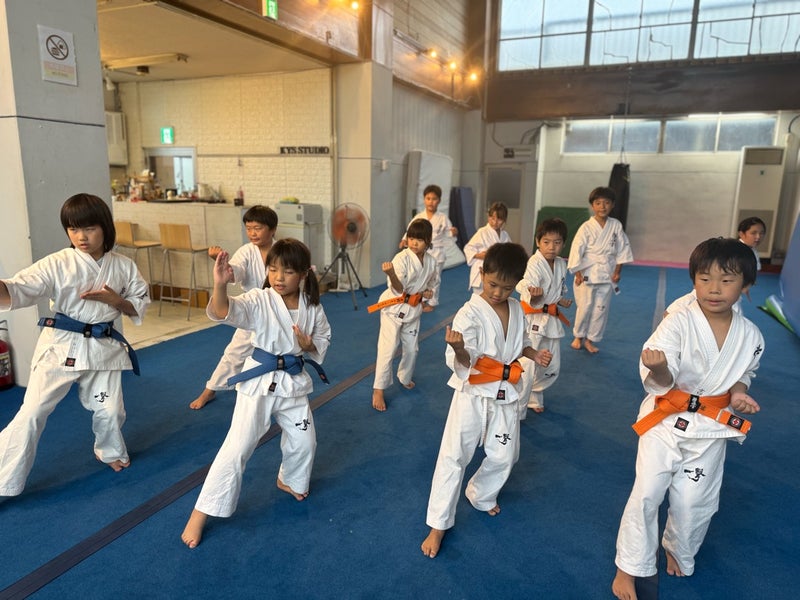 御幸道場（幸区）にて行われた幼年少年少女クラスの正拳突き写真