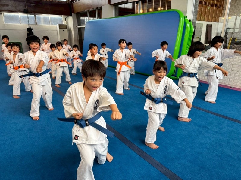 正拳突きに励む幼年少年少女クラスの道場生｜御幸道場（幸区）