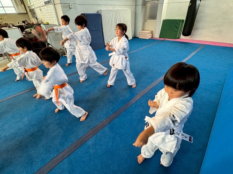 正拳突きに励む幼年少年少女クラスの道場生｜御幸道場（幸区）